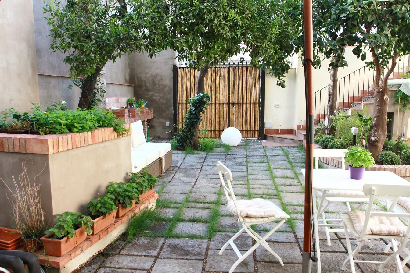 Tavolo apparecchiato all'ombra degli agrumi