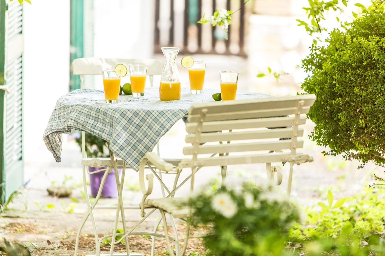 Succo d'arancia fresco servito nel giardino di Corte dei Limoni