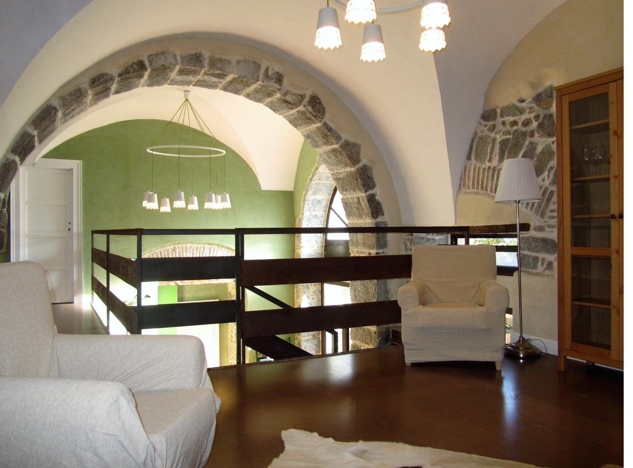 Gli archi in pietra lavica del salone